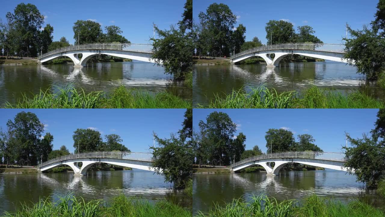 伊万诺-弗兰科夫斯克市公园的恋人桥