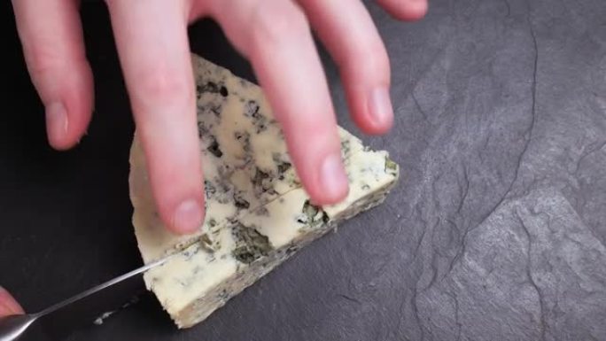 切片蓝纹奶酪特写。法国奶酪