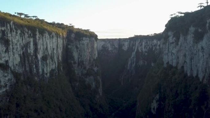 空中下降到灰色岩石丛林峡谷黄金时段Itaimbezinho Aparados da Serra南巴西