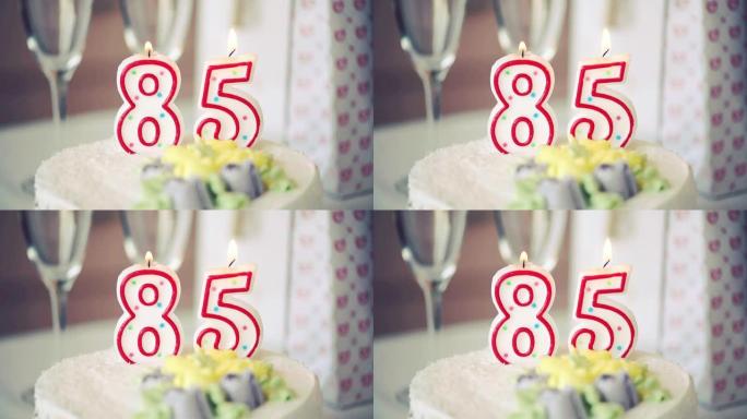 生日蜡烛作为85号85在桌上的甜蛋糕上，85岁生日，高清