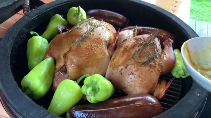 鸭子在烤鸡蛋中烘烤，鸭子撒上香草调味料，在蔬菜周围烘烤，茄子，青椒