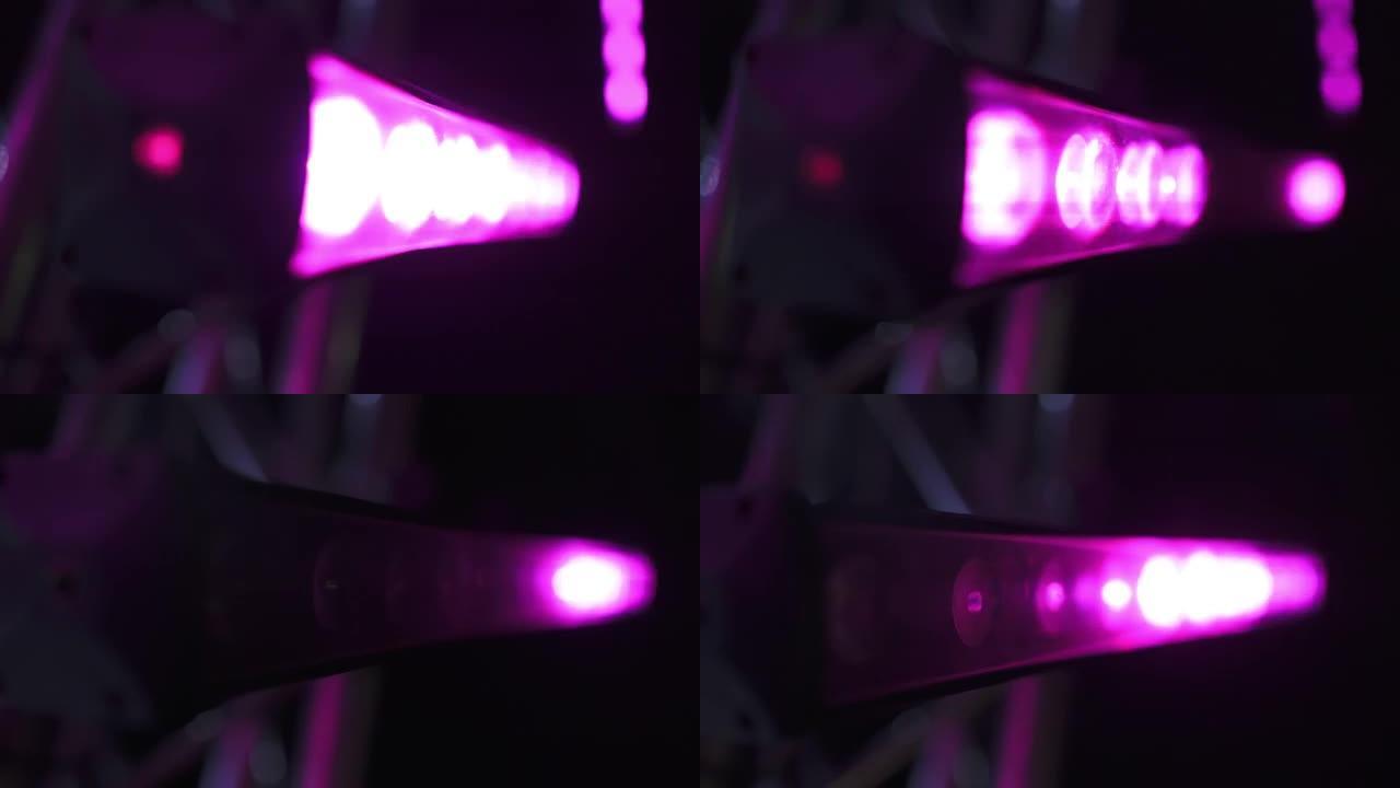 舞台上的照明设备。带粉色灯的发光二极管聚光灯