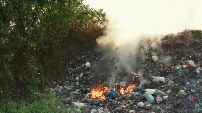 垃圾填埋场垃圾和火灾的鸟瞰图。