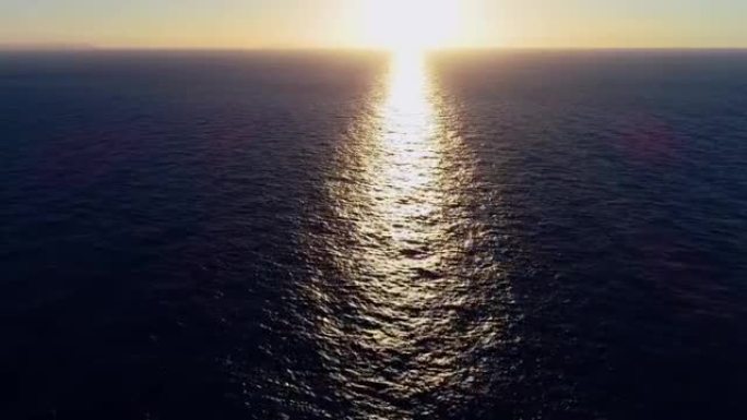 日落下在地中海中部航行的帆船的鸟瞰图。我们可以看到整个地平线上的船和水以及水中光线的反射4K