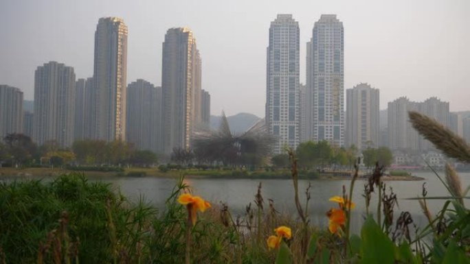 日落长沙城市公园现代艺术纪念碑湖滨住宅公寓综合体慢动作全景4k中国