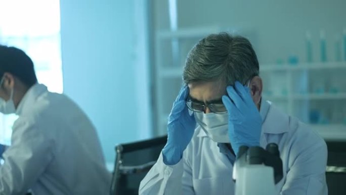 实验室，科技医疗保健概念中的沮丧和压力大的科学家