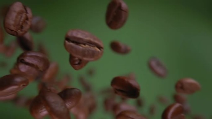 阿拉比卡咖啡豆在橄榄绿背景上斜飞的特写