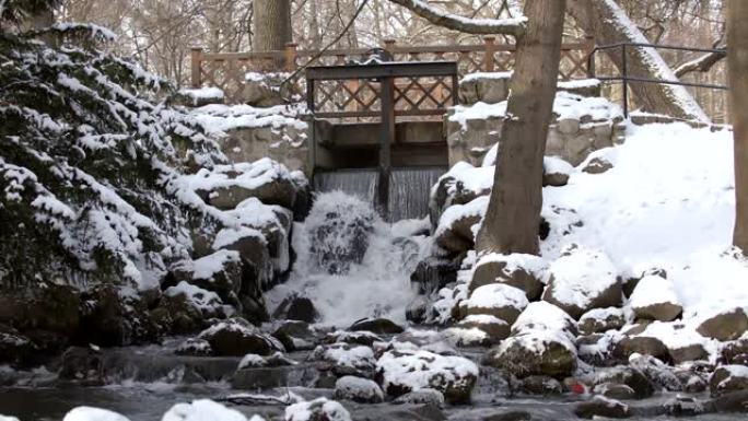 斯洛莫美丽的瀑布冬天冰冷，小桥下有石头