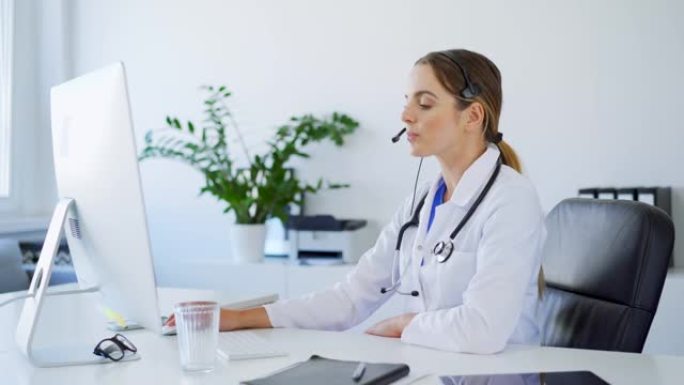 在线咨询，女医生戴着耳机作为虚拟顾问工作。