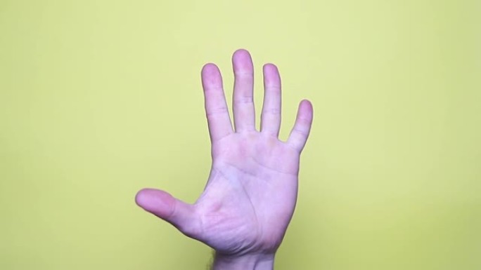 黄色背景上孤立的手掌或高五手势