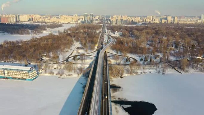 基辅地铁大桥与苏联用具。冬季全景。