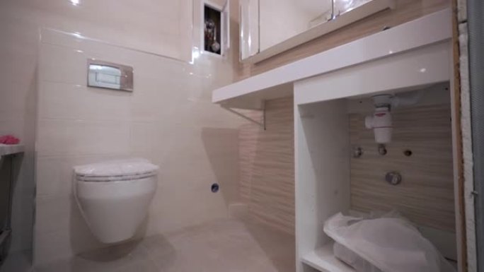新公寓改造、翻新、重建中的浴室内部