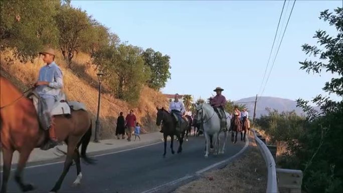 马匹和骑手向当地的守护神致敬