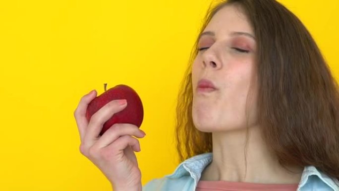 吃苹果的年轻女子女孩