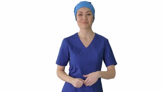 微笑的女性穿着蓝色医疗制服广告诊所服务，走在白色背景上