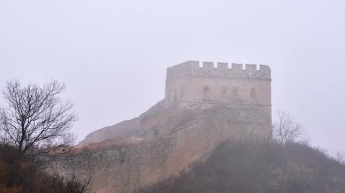 春雨中的中国长城，雨雾中的自然风光 (延时)