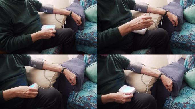 老人在家沙发上检查自己的血压