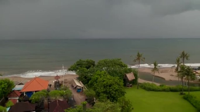 巴厘岛沧谷热带海滩雨季天气恶劣。淡季期间，在旅游目的地暴风雨来临之前，当地人在街道和海滩上的鸟瞰图