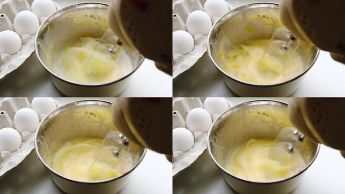 鸡蛋和牛奶用搅拌器打。煮煎蛋卷。