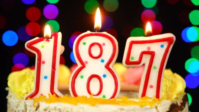 187号生日快乐蛋糕与燃烧的蜡烛顶。