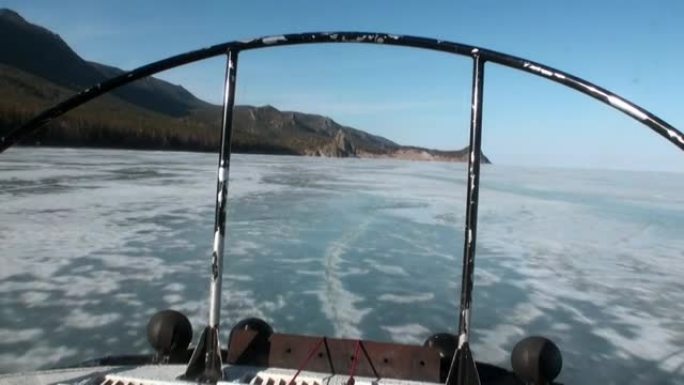 在贝加尔湖冰上移动汽艇滑翔机。