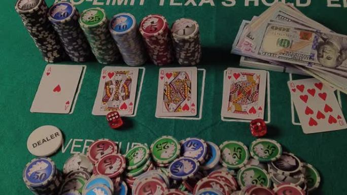 游戏中的扑克桌。赌场桌上的筹码、卡片和骰子。