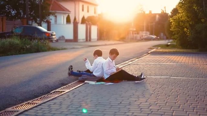 学生坐在被书本包围的街道人行道上