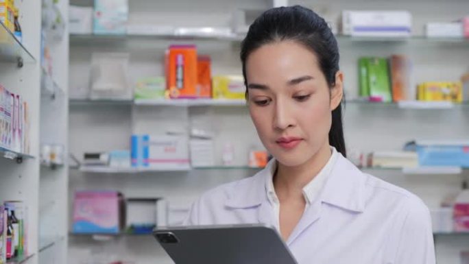药店的女医生研究医学细节。她用平板电脑查找信息。