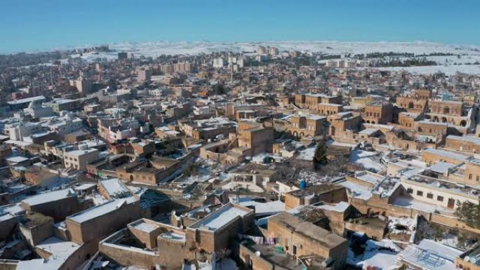 土耳其老马尔丁城市景观的鸟瞰图。雪天气