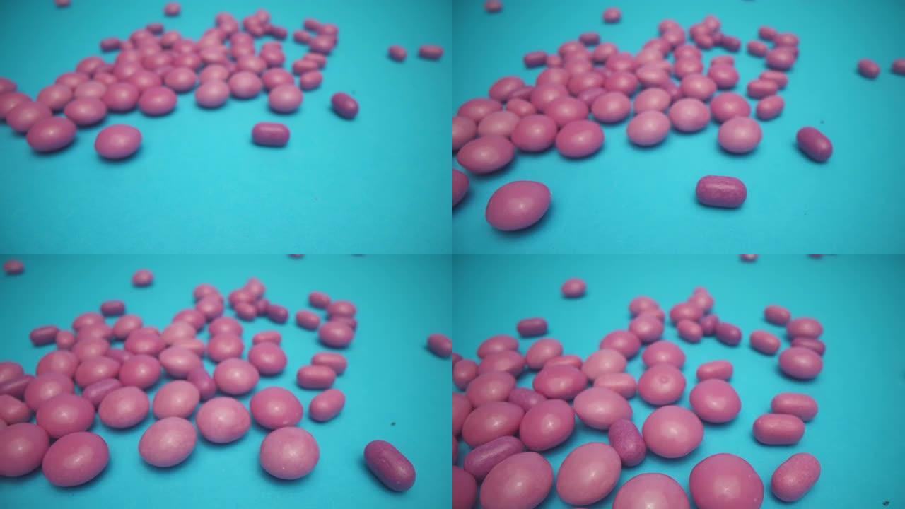 绿松石背景上的粉色果冻豆