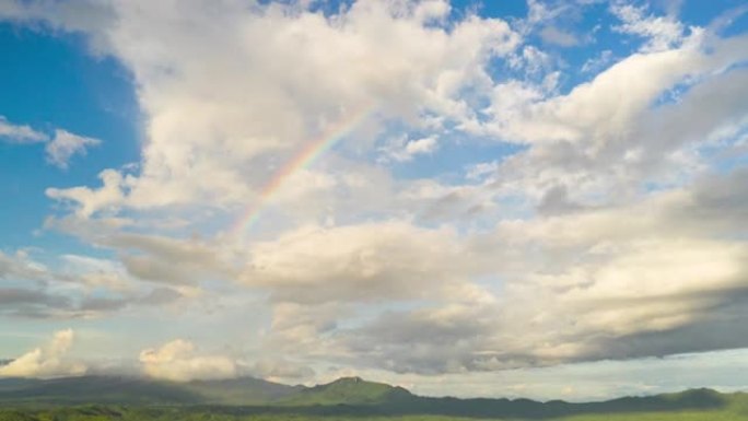 森林雨后，超级失误4k惊人的彩虹。云时间流逝。山景，山中彩虹和戏剧性的云层。