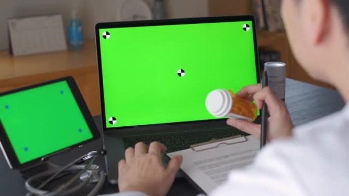 绿屏，医生使用笔记本电脑和平板电脑，并与患者进行视频通话，并与医生进行有关其疾病患者的远程顾问