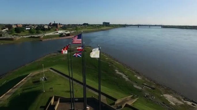 在田纳西州孟菲斯的泥岛河公园挥舞旗帜。背景中的埃尔南多·德索托大桥和密西西比河