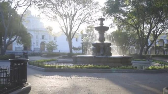 安提瓜危地马拉中央公园美人鱼喷泉的日出 -- 美丽的殖民公园和安提瓜危地马拉喷泉的第一缕阳光