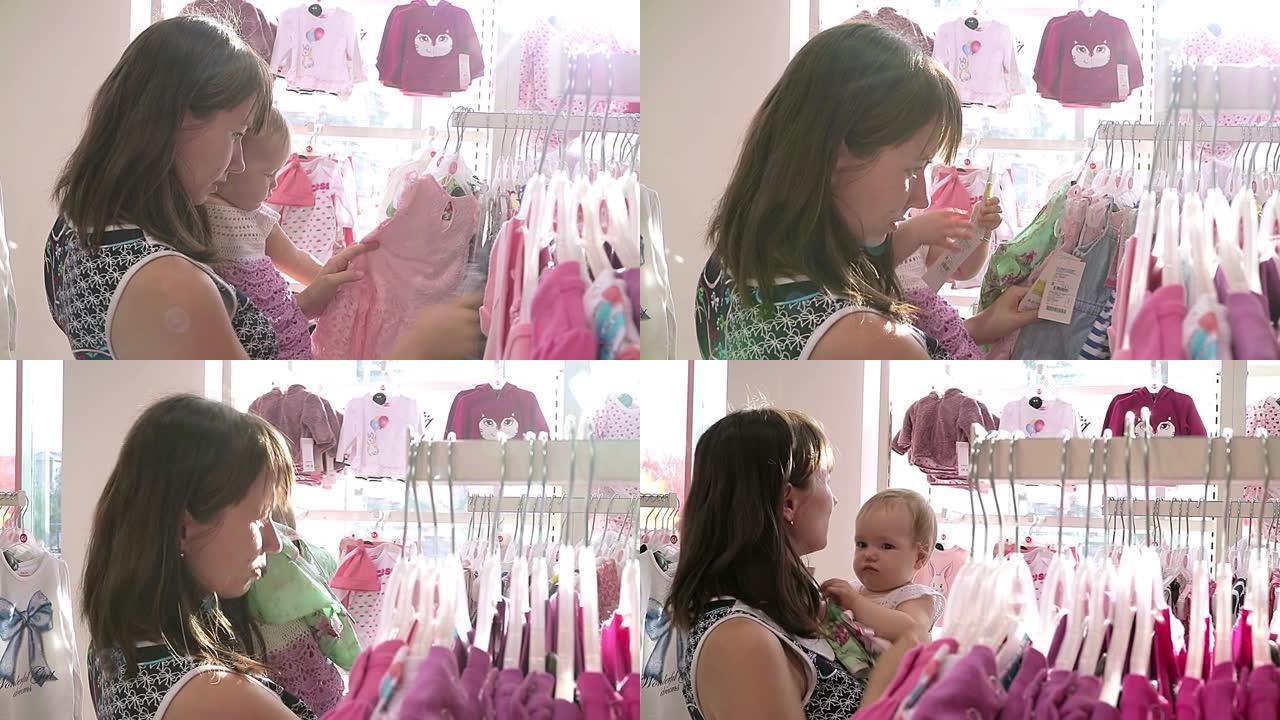 妈妈和她可爱的孩子在商店里挑选衣服