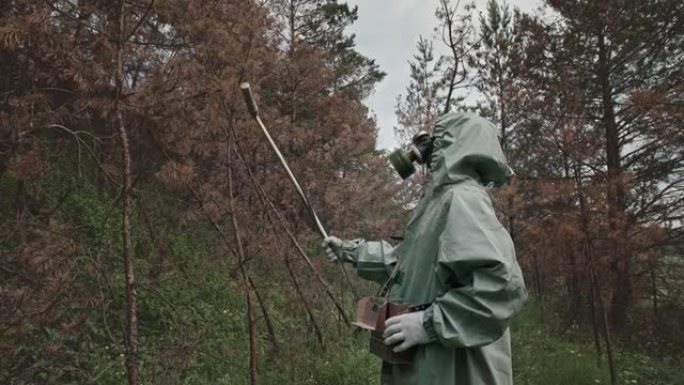 红森林在切尔诺贝利地区的面具和斗篷中探索军事剂量测定。1986年4月26日切尔诺贝利灾难事件的重建
