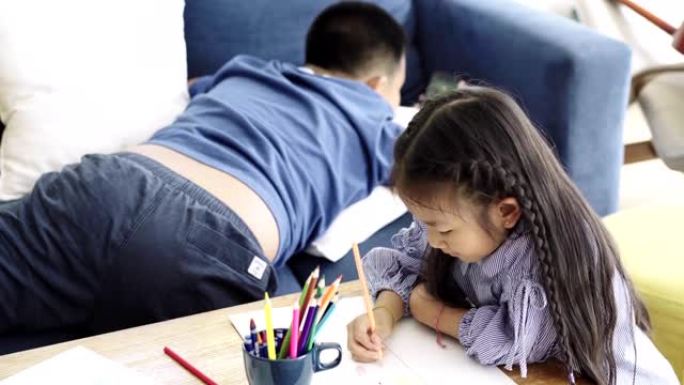 亚洲儿童在家画画水杯抱枕长发