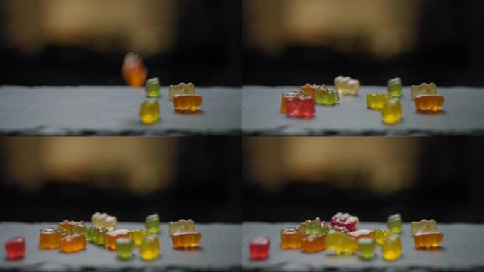 落下甜美的颜色软糖熊。水果果冻糖果掉落的特写镜头。