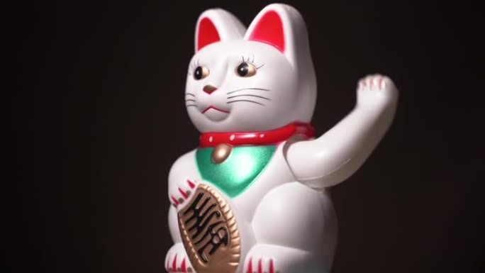 日本白色挥舞招财猫