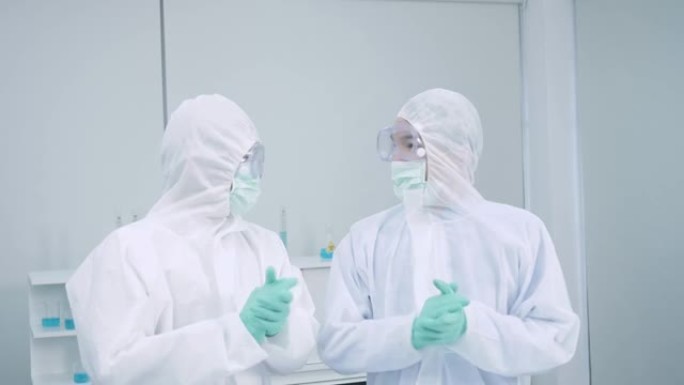 科学家用手牵着手和掌声庆祝成功