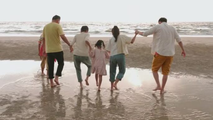 团结家庭之旅步行到海滩-股票视频