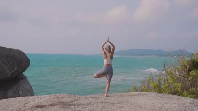 瑜伽姿势的女人海平面海景唯美金鸡独立