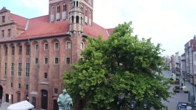 旧市政厅和波兰托伦的尼古拉斯·哥白尼雕像，来自无人机的视频。