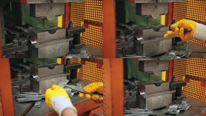 工厂工人使用带有一对钳子的工业折弯机制造铝板