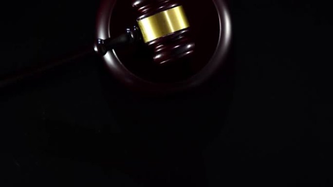 木槌黑色背景，用于法律，正义和拍卖相关的概念