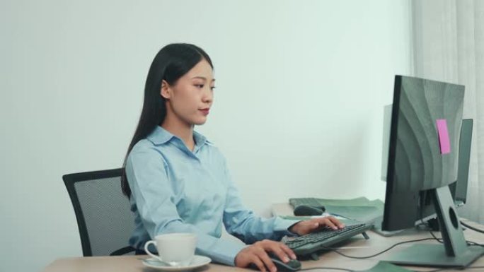软件开发人员正在分析在办公室的计算机上编写到程序中的代码。