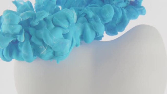 牙齿抽象，蓝色的云彩覆盖在白色背景上。口腔健康
