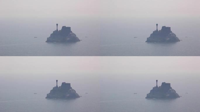 韩国釜山晴朗天气下的海浪反射视图冬季柔和的阳光，岩石海岸前景