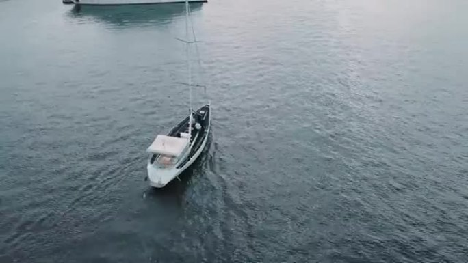在开阔的海面上航行的游艇。帆船。无人机游艇。