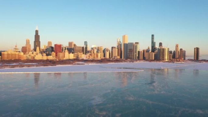 芝加哥的城市景观和来自冰冷的密歇根湖的海烟